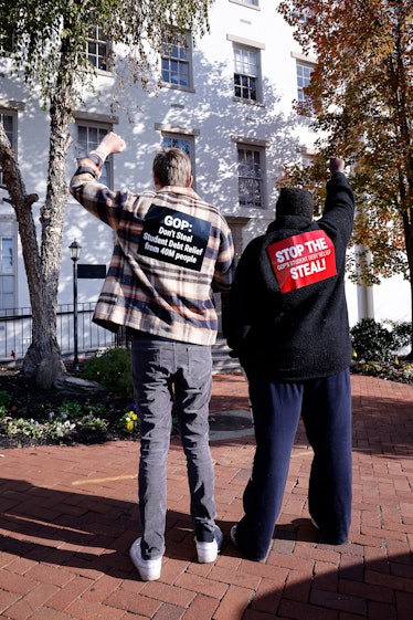 华盛顿- 11月18日:学生贷款借款人在共和党全国会议会场外抗议共和党。