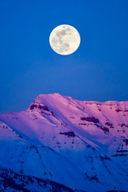 雪山顶上的一轮满月。