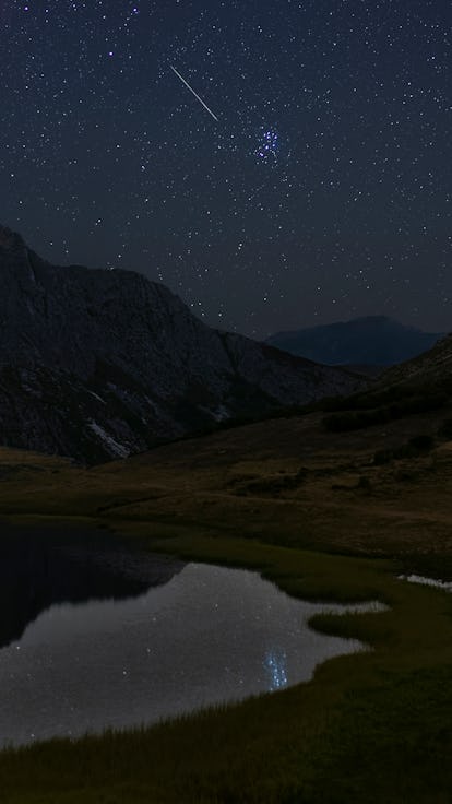 How To Watch The Ursids Meteor Shower Peak Date & Time