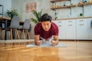 年轻的亚洲男子在家里做平板支撑