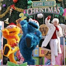 日本大阪:芝麻街的角色(从左到右)埃尔莫，佐伊和饼干怪物在舞台上跳舞……