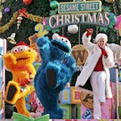 日本大阪:芝麻街的角色(从左到右)埃尔莫，佐伊和饼干怪物在舞台上跳舞……