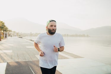 一个男人在户外跑步锻炼。