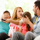 父母在看电视的时候会遮住孩子的眼睛