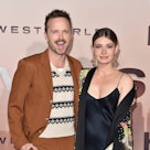 好莱坞，加利福尼亚- 3月5日:Aaron Paul和Lauren Parsekian出席了HBO的《西部世界》的首映礼。