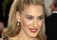 Sarah Jessica Parker bright blonde ponytail with straight hair and red lipstick in 2002