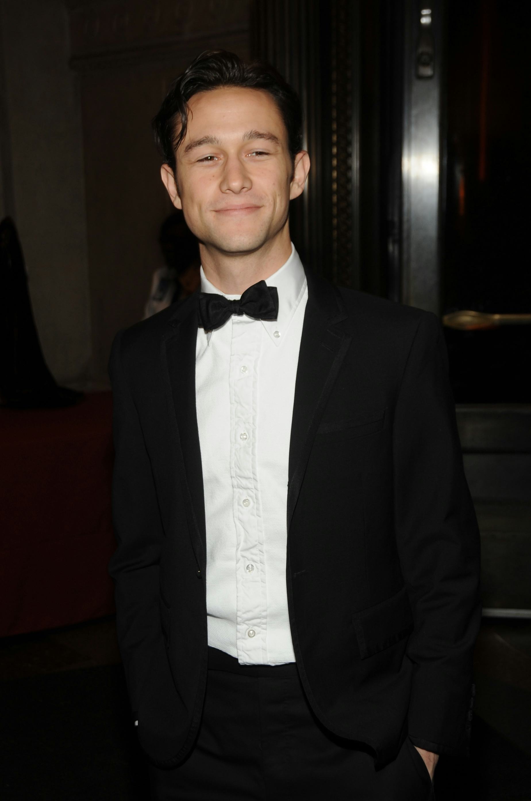 10 Easter Eggs In Netflix's 'Glass Onion A Knives Out Mystery'