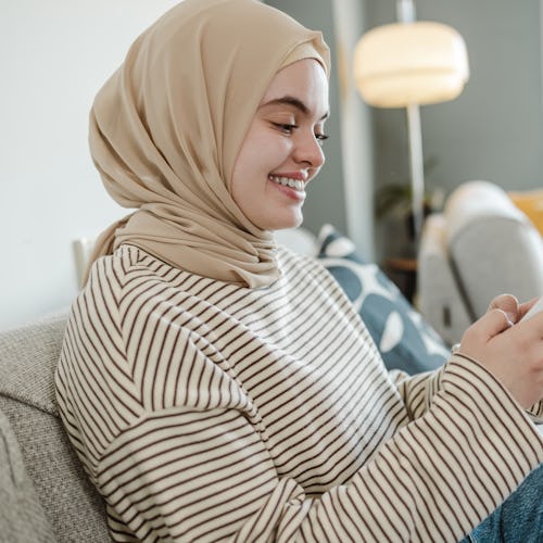 How to befriend someone on Instagram, according to relationship experts.