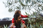 在葡萄牙塞拉达埃斯特雷拉的瓜尔达，父亲和女儿在花园里亲密接触