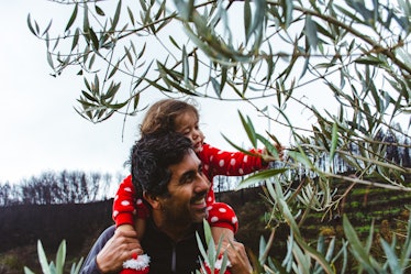 父亲和女儿在花园里Guarda成键,Serra da Estrela,葡萄牙