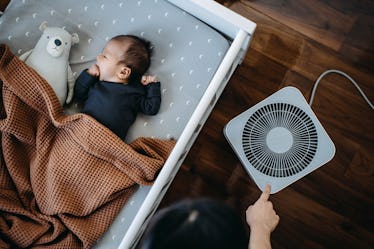 母亲打开家里空气净化器为新生婴儿的女儿睡在床上的是谁…