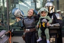 纽约,纽约- 07年10月:一个家庭打扮成《星球大战》的曼达洛和婴儿尤达(Grogu)阿宝……