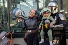 纽约，纽约——10月7日:一个家庭装扮成星球大战中的曼达洛人和尤达宝宝(格罗古)。