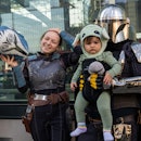纽约，纽约——10月7日:一个家庭装扮成星球大战中的曼达洛人和尤达宝宝(格罗古)。