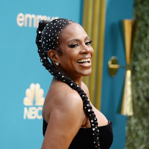 Sheryl Lee Ralph wears a bedazzled ponytail and face makeup at the 2022 Emmys.