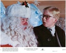 彼得·比林斯利坐在圣诞老人的腿上，这是1983年电影《圣诞故事》中的一幕。图片来源:…