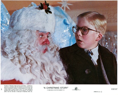 彼得·比林斯利坐在圣诞老人的腿上，拍摄于1983年的电影《圣诞故事》。(图片来源:…