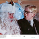 彼得·比林斯利坐在圣诞老人的腿上，这是1983年电影《圣诞故事》中的一幕。图片来源:…