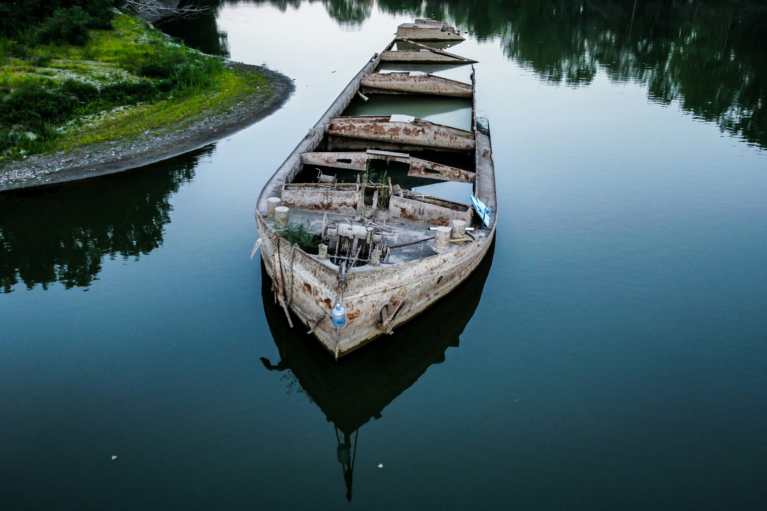 Gualtieri, Reggio Emilia, Internati Island, The '' Zibello '' barge. It was sunk during the Second W...