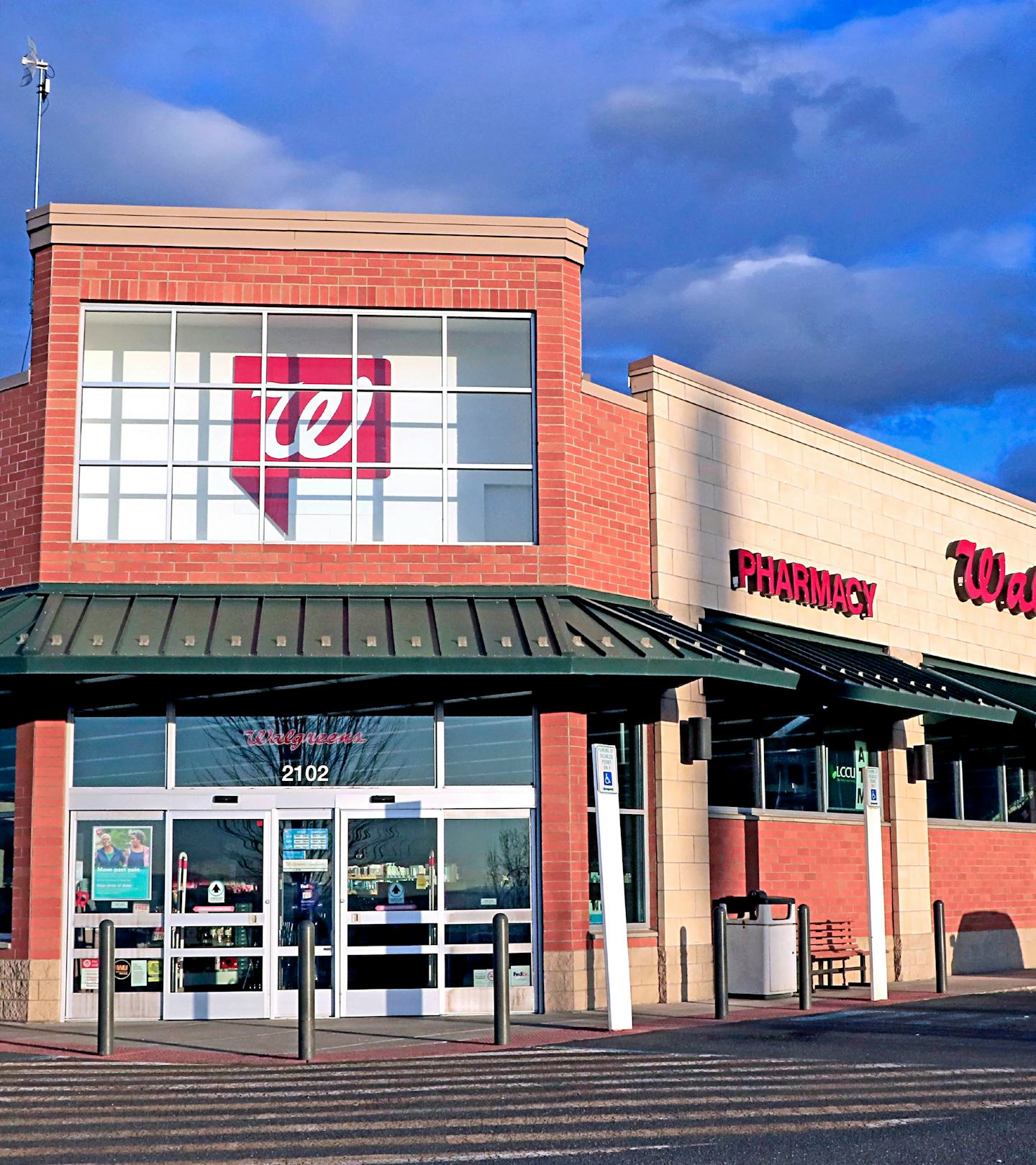 Walgreens' 2022 Christmas Eve & Day Hours Are Pretty Convenient