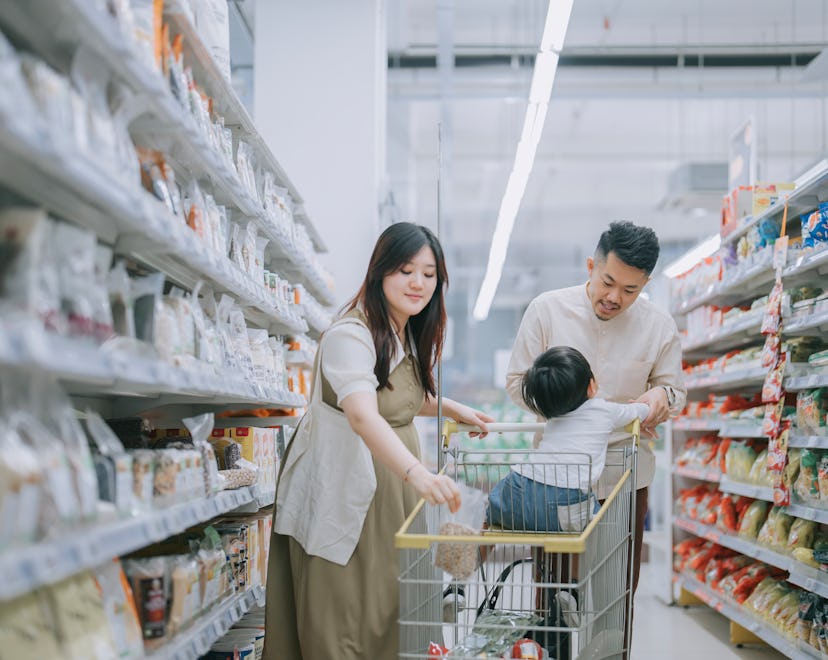 a family grocery shopping in an article about safeway Christmas hours 2022