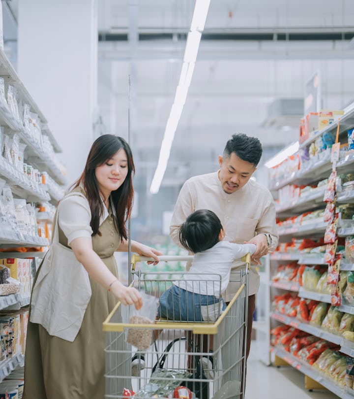 a family grocery shopping in an article about safeway Christmas hours 2022