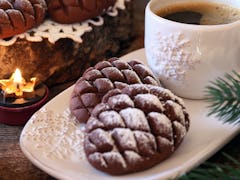 Christmas chocolate pine cones from TikTok are great holiday treats to make for your next Christmas ...