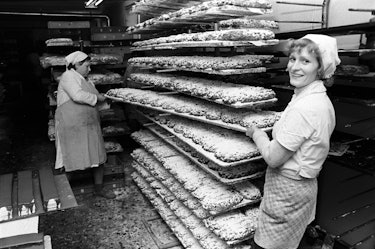 15 November 1981, Saxony, Delitzsch: Christmas stollen are baked and prepared for delivery in a larg...