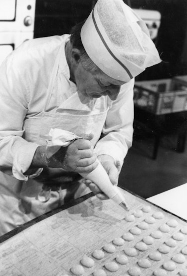Baker making Christmas bakery. Vienna. 12 November 1983. (Photo by Votava/brandstaetter images via G...