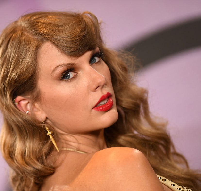 Taylor Swift is set to direct her first feature film, and the Oscar-winning movie studio Searchlight...