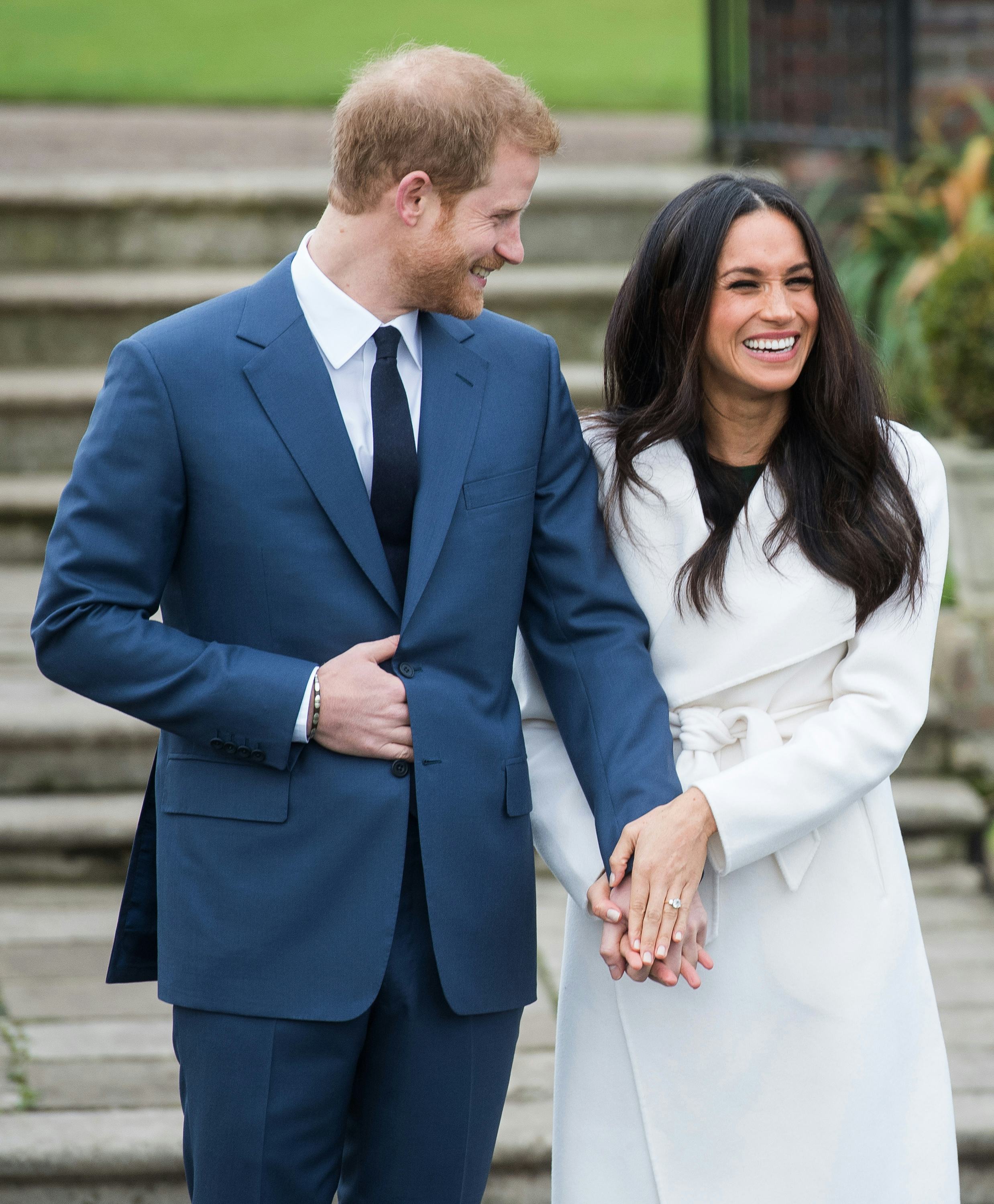 LONDON, ENGLAND - NOVEMBER 27: Prince Harry and Meghan Markle, wearing a white belted coat by Canadi&hellip;