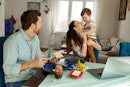 万博体育app安卓版下载爱玩的父母在早餐时间和他们可爱的儿子共度美好时光