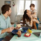 万博体育app安卓版下载爱玩的父母在早餐时间和他们可爱的儿子共度美好时光