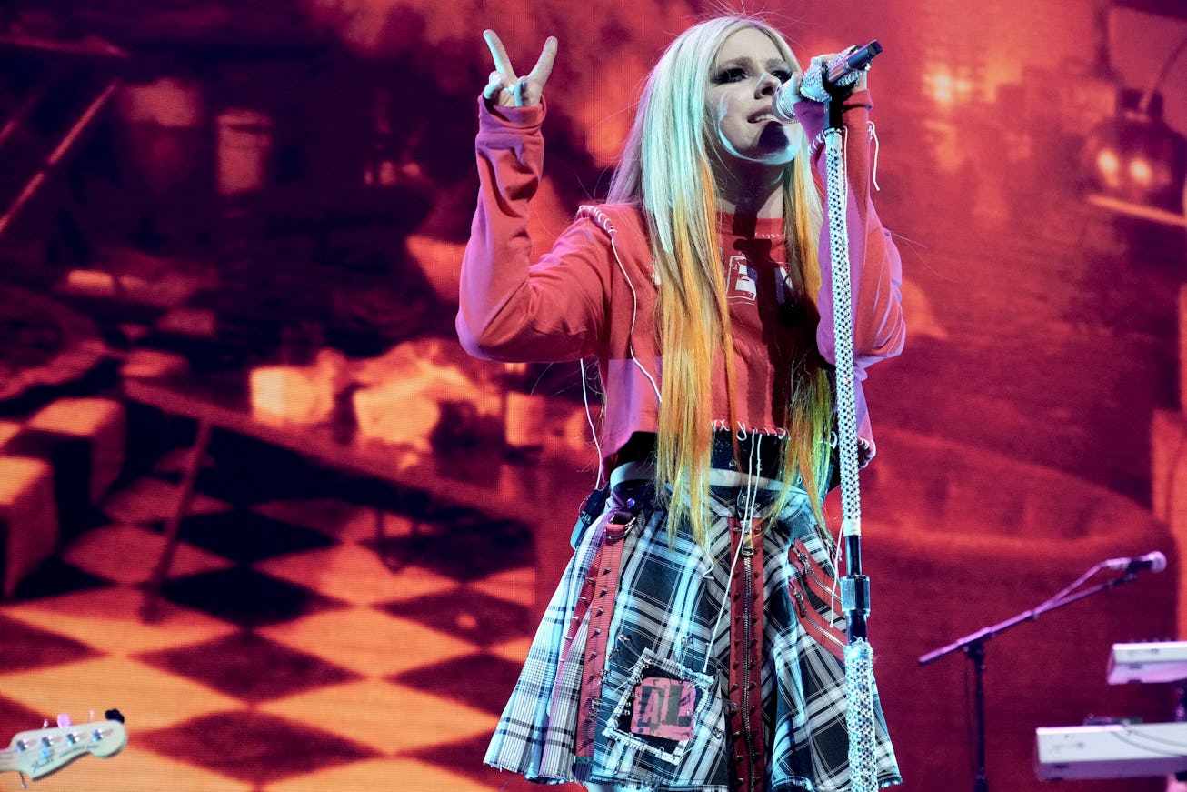 INGLEWOOD, CALIFORNIA - JANUARY 15: (FOR EDITORIAL USE ONLY) Avril Lavigne performs onstage at the 2...