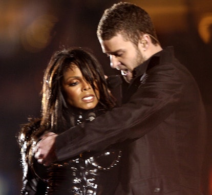 (2/2/04Houston, TX) Super Bowl XXXVIII. New England Patriots.Justin Timberlake grabs Janet Jackson b...