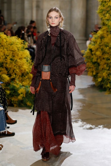 Model on the NY Fashion Week Fall 2022 runway in Ulla Johnson maroon dress with white details and a ...