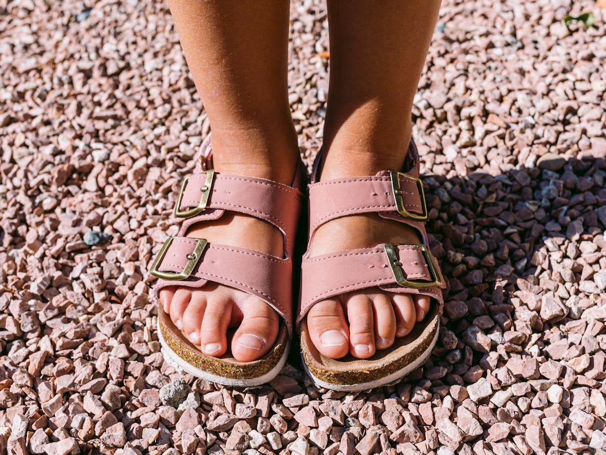 How to Clean Smelly Leather Sandals: Easy Steps for Freshness