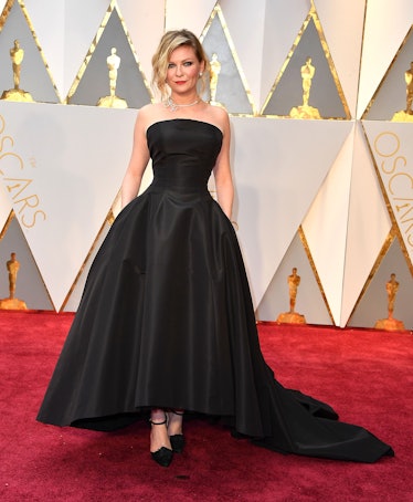 Kirsten Dunst arrives at the 89th Annual Academy Awards