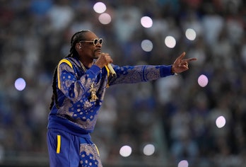 Inglewood, Ca - 13 Février : Snoop Dogg Effectue Pendant La Mi-Temps De La Nfl Super Bowl Lvi Football...