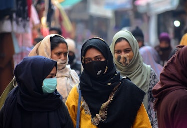 SRINAGAR, KASHMIR, INDE-FÉVRIER 01: Des femmes portant des hijabs sont vues sur le marché lors de la Journée mondiale du hijab à...