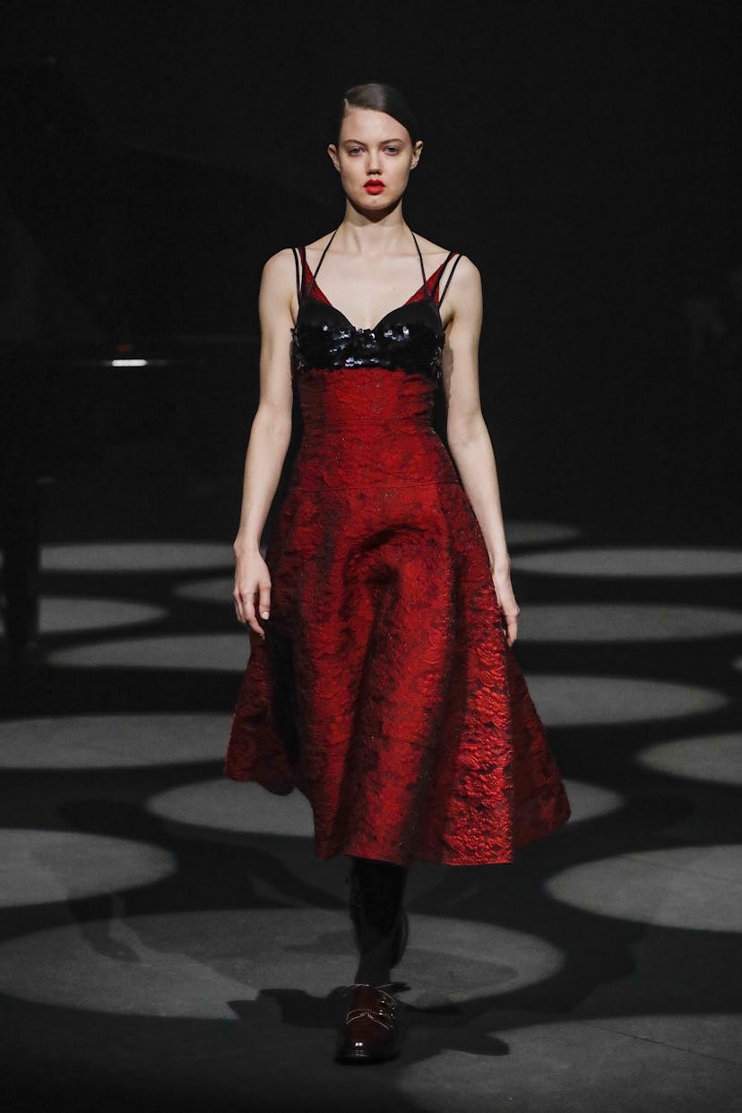 Lindsey Wixson in a red-black gown with sequins at the London Fashion Week Fall 2022