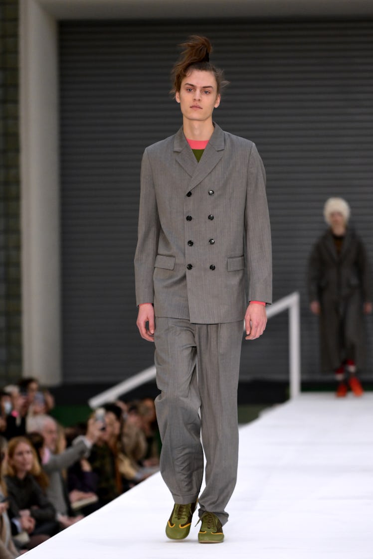 A model in a grey suit by Molly Goddard at the London Fashion Week Fall 2022