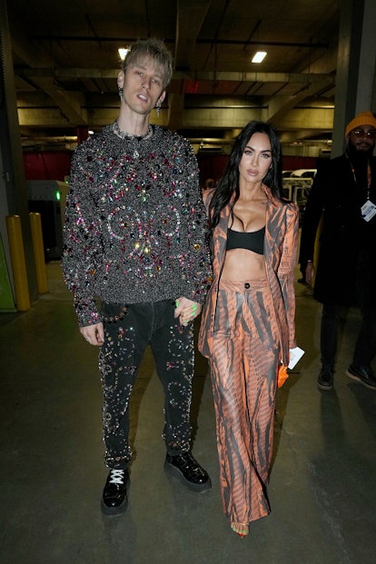 CLEVELAND, OHIO - 20 FÉVRIER : (LR) Machine Gun Kelly et Megan Fox assistent au All-Star Ga 2022 de la NBA...