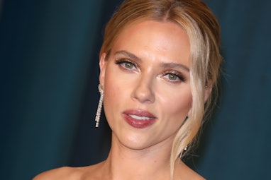 BEVERLY HILLS, CALIFORNIA - FEBRUARY 09:  Scarlett Johansson attends the 2020 Vanity Fair Oscar Part...