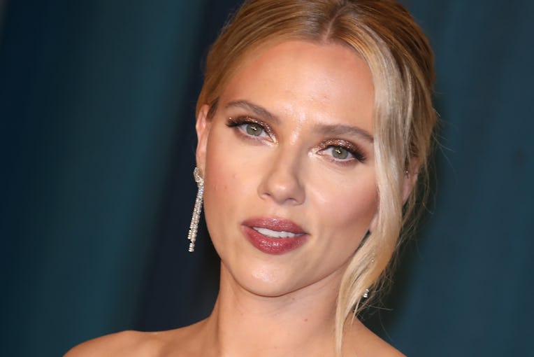 BEVERLY HILLS, CALIFORNIA - FEBRUARY 09: Scarlett Johansson attends the 2020 Vanity Fair Oscar Part...