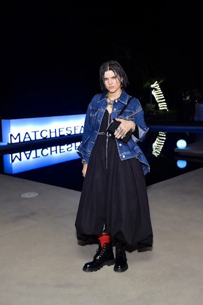 BEVERLY HILLS, CALIFORNIE - 14 FÉVRIER : Soko, portant Alexander McQueen, assiste en tant que MATCHESFASHION ...