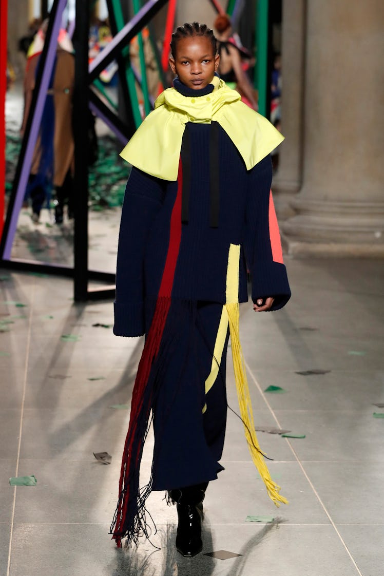A model in a black-yellow coat dress by Roksanda at the London Fashion Week Fall 2022