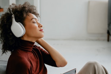 a young woman with headphones listening to a 5 minutes guided meditation