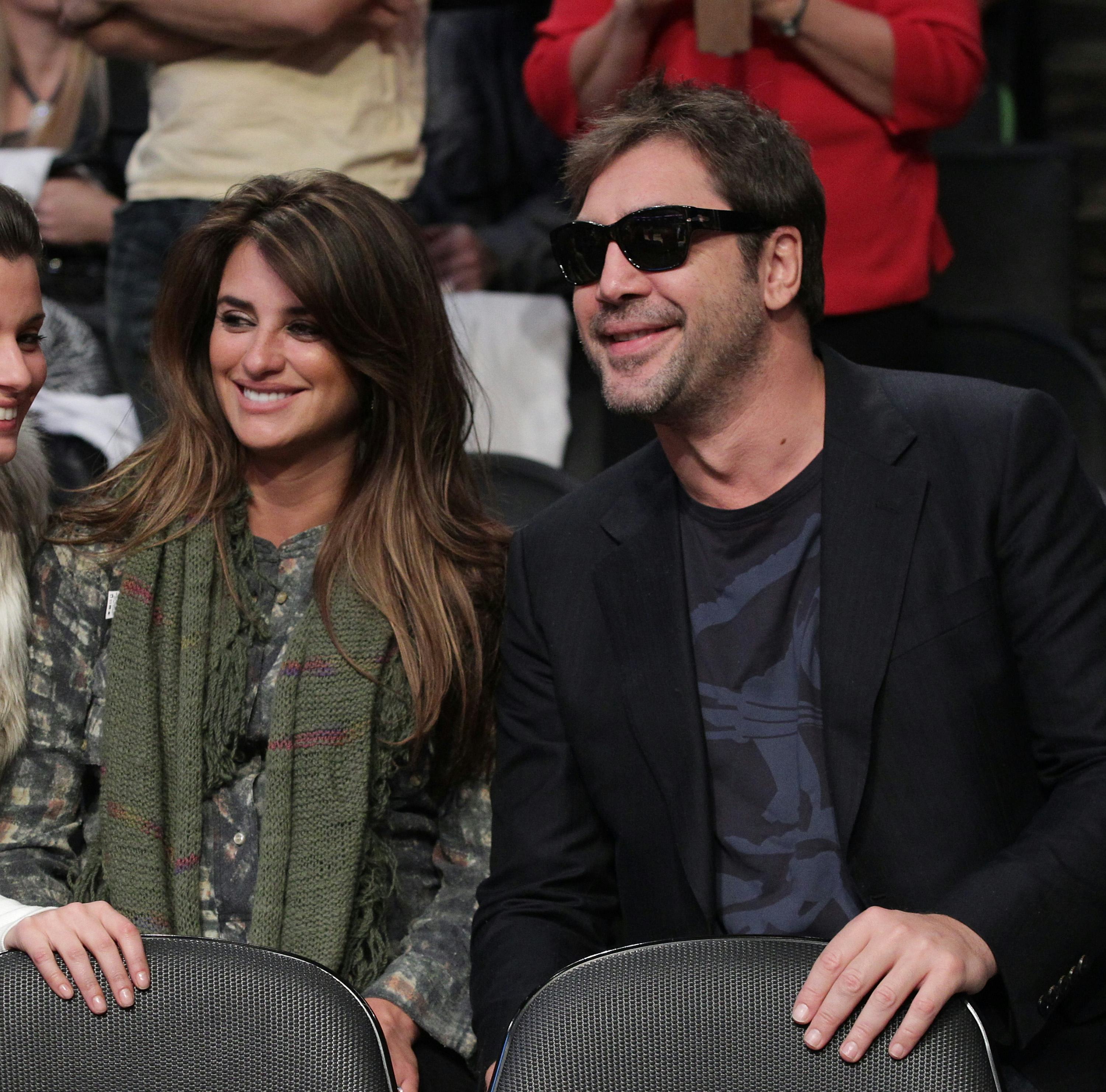 LOS ANGELES, CA - DECEMBER 25:  Penélope Cruz and Javier Bardem attend a game between the Miami Heat&hellip;