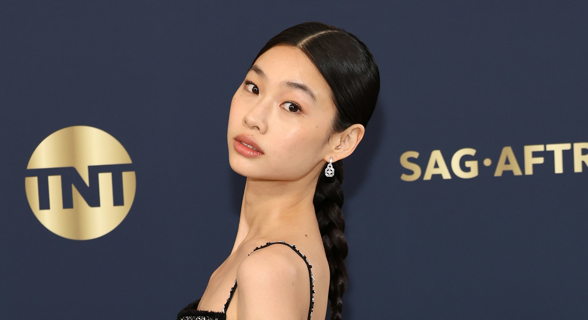 At the 2022 SAG Awards, HoYeon Jung wore one of the best hairstyles.